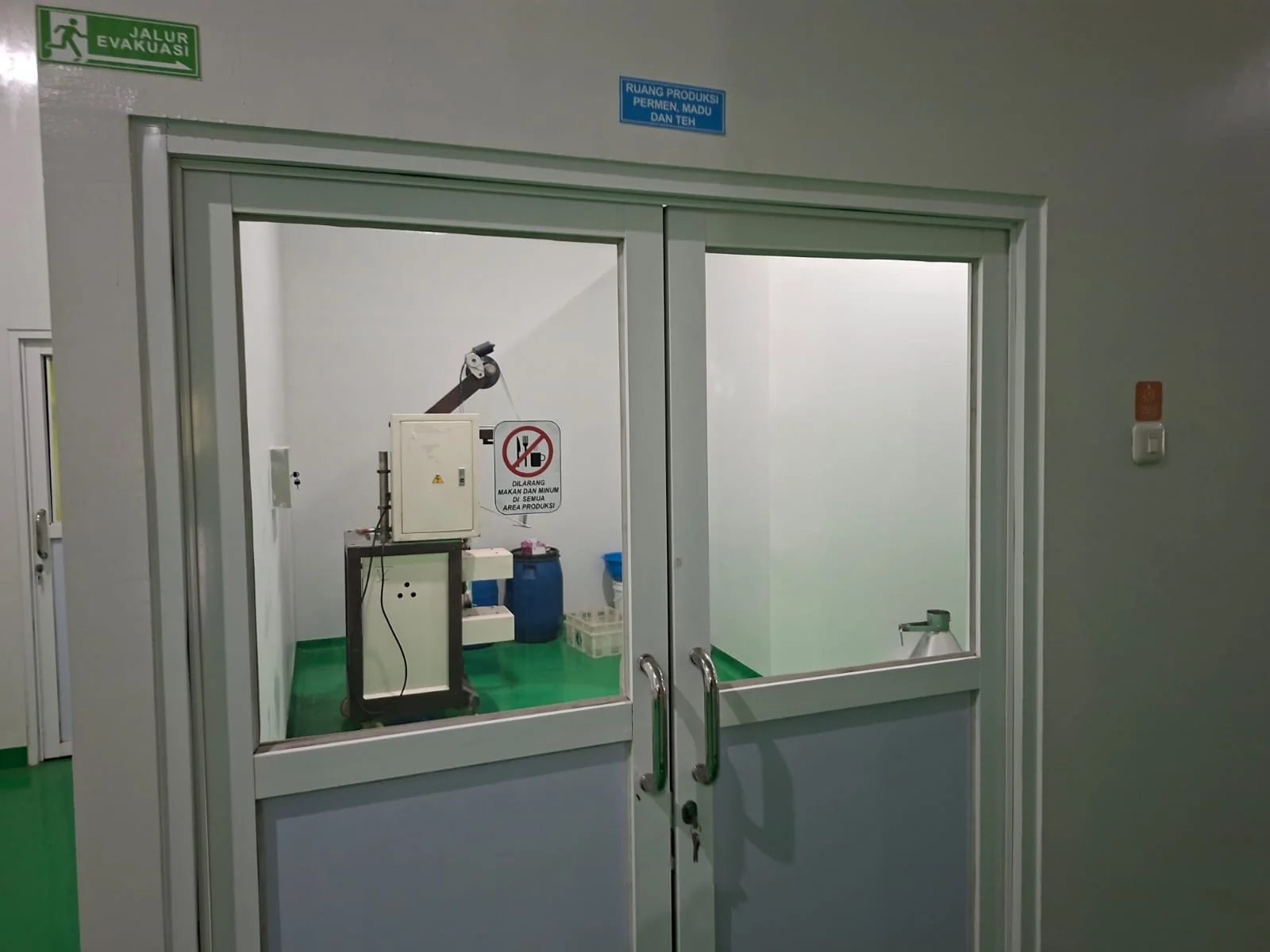 Dokumentasi pintu dan area ruang produksi permen madu dan teh
